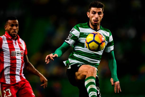 Sporting's Italian defender Cristiano Piccini (R) vies with Aves' Brazilian forward Amilton da Silva during the Portuguese league football match be...
