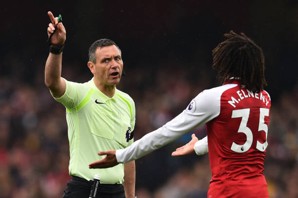 Referee Andre Marriner (L) has words with Arsenal's Egyptian midfielder Mohamed Elneny during the English Premier League football match between Ars...
