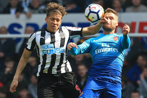 Newcastle United's English striker Dwight Gayle (L) vies with Arsenal's German defender Shkodran Mustafi during the English Premier League football match between Newcastle United and Arsenal at St James' Park in Newcastle-upon-Tyne, north east England on April 15, 2018. / AFP PHOTO / Lindsey PARNABY