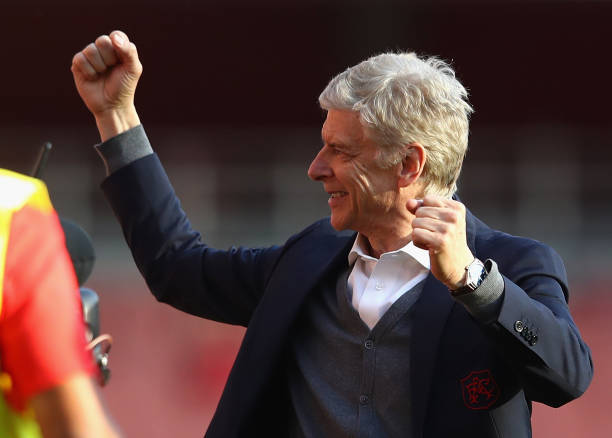 LONDON, ENGLAND - MAY 06: Arsenal manager Arsene Wenger says goodbye to the Arsenal fans after 22 years at the helm at the end of the Premier Leagu...