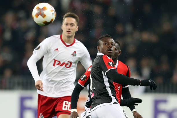 Nice's Ivorian midfielder Jean Michael Seri (L) vies with Lokomotiv's Anton Miranchuk (L) during the UEFA Europa League football match between Nice...