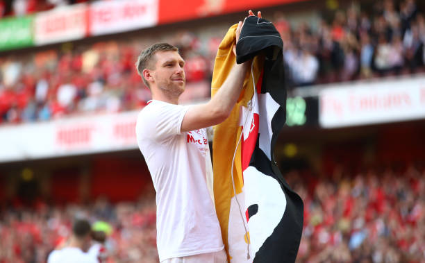 LONDON, ENGLAND - MAY 06: Per Mertesacker of Arsenal shows appreciation to he fans after the Premier League match between Arsenal and Burnley at Em...