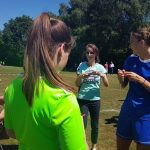 Vivianne Miedema signeerde het voetbalshirt van Lauren Luijpers Foto Jasmijn Wijnbergen RTV Drenthe