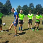 Vivianne geeft tips en trics aan de kinderen die meedoen aan de clinic Foto Jasmijn Wijnbergen RTV Drenthe