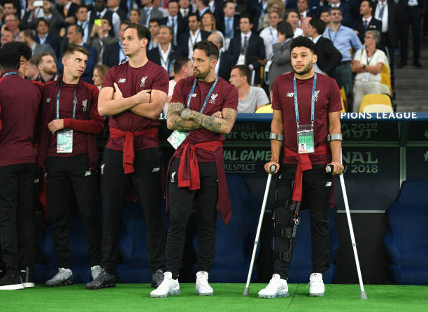 89th game missed for Liverpool: Oxlade-Chamberlain out of Arsenal game 3 KIEV, UKRAINE - MAY 26: Alex Oxlade-Chamberlain of Liverpool and Danny Ings of Liverpool look on prior to the UEFA Champions League Final between Real Madrid and Liverpool at NSC Olimpiyskiy Stadium on May 26, 2018 in Kiev, Ukraine. (Photo by Shaun Botterill/Getty Images)