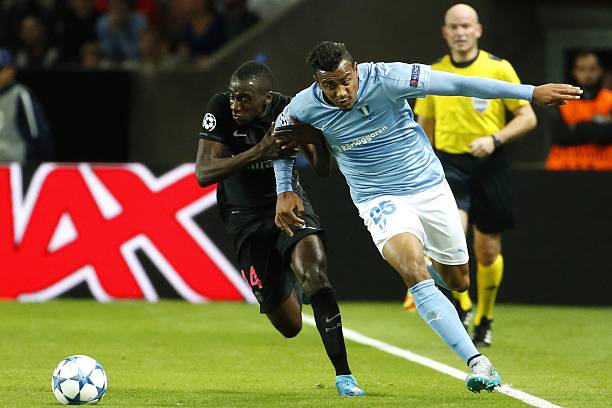 Paris Saint-Germain's French midfielder Blaise Matuidi (L) vies with Malmo's Urugayan midfielder Felipe Carvalho during the UEFA Champions League g...