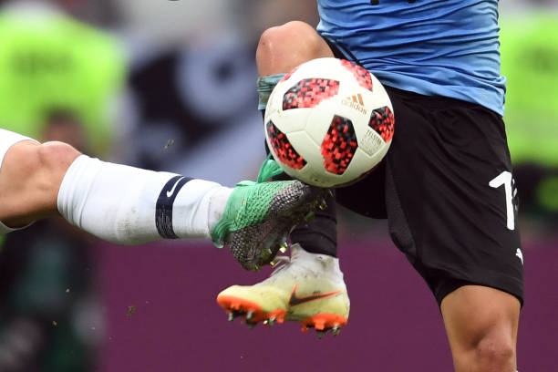 France's forward Antoine Griezmann (L) vies with Uruguay's midfielder Lucas Torreira during the Russia 2018 World Cup quarter-final football match between Uruguay and France at the Nizhny Novgorod Stadium in Nizhny Novgorod on July 6, 2018. (Photo by Kirill KUDRYAVTSEV / AFP)