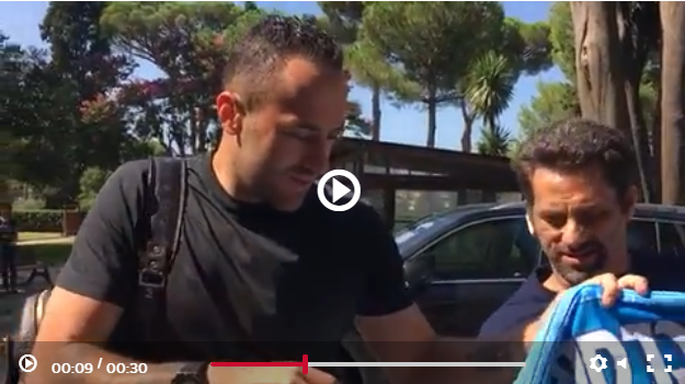 David Ospina holds up Napoli scarf, drops it 3 ospina napoli 2