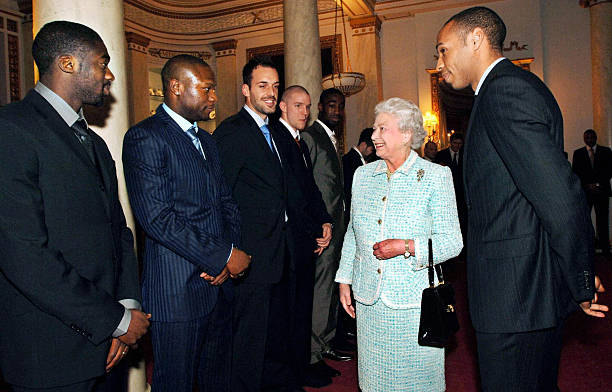 London, UNITED KINGDOM: Britain's Queen Elizabeth II meets with Arsenal football team members (from L) Kolo Toure, William Gallas, Manuel Almunia, ...