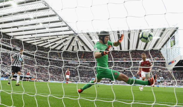 NEWCASTLE UPON TYNE, ENGLAND - SEPTEMBER 15: Arsenal goalkeeper Petr Cech is beaten by Ciaran Clark (not pictured) for the Newcastle goal during the Premier League match between Newcastle United and Arsenal FC at St. James Park on September 15, 2018 in Newcastle upon Tyne, United Kingdom. (Photo by Stu Forster/Getty Images)