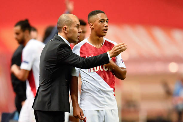 Monaco's Portuguese coach Leonardo Jardim (L) speaks with Monaco's Belgian midfielder Youri Tielemans (R) during the UEFA Champions League first ro...