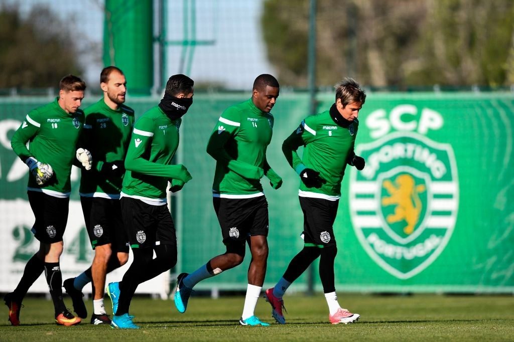Sporting's Dutch forward Bas Dost (2L), French goalkeeper Romain Salin (L), Portuguese goalkeeper Rui Patricio (C), Portuguese midfielder William de Carvalho (2R) and Portuguese defender Fabio Coentrao attend a training session at Sporting's training ground in Alcochete, outskirts of Lisbon, on December 4, 2017, on the eve of the Champions League match, group D, Barcelona vs Sporting CP. / AFP PHOTO / PATRICIA DE MELO MOREIRA / Getty Images