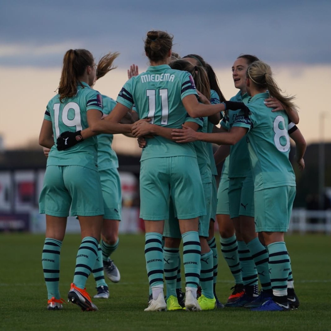 Vivianne Miedema celebrates for Arsenal