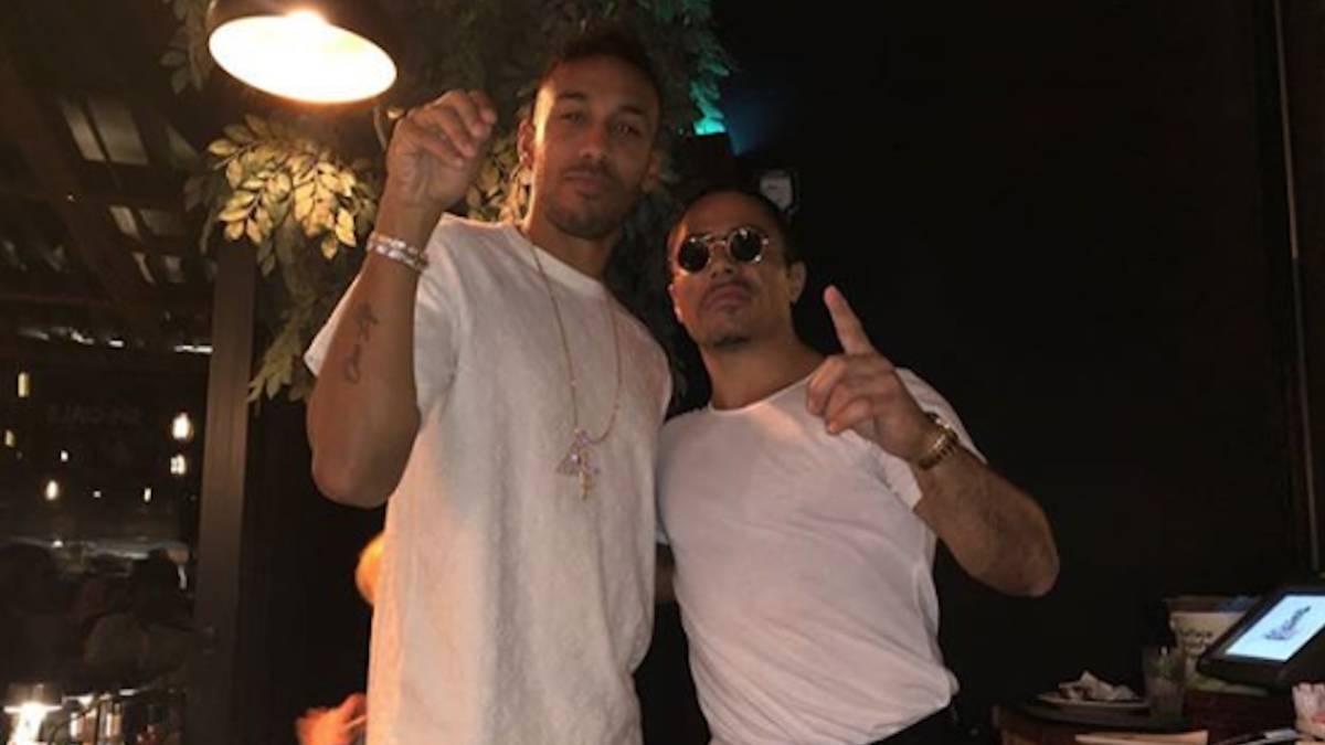 Pierre-Emerick Aubameyang alongside 'Salt Bae' via AS.com