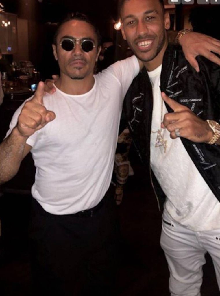 Pierre-Emerick Aubameyang alongside 'Salt Bae' via AS.com