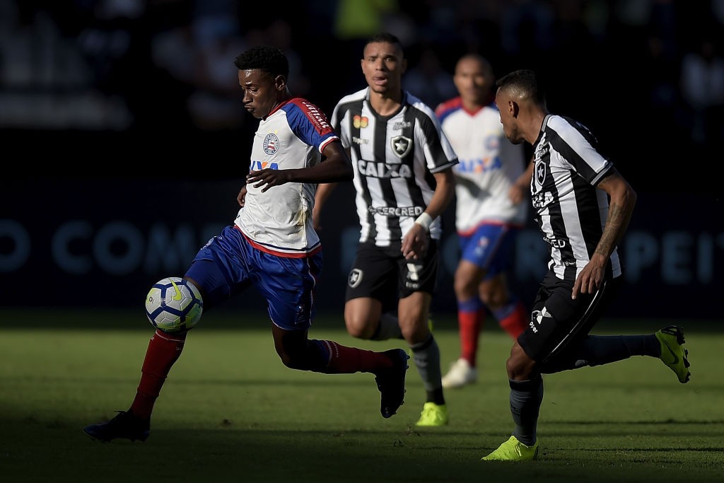 RIO DE JANEIRO, BRAZIL - OCTOBER 20: Ramires of Bahia controls the ball against Gilson (R) of Botafogo during the match between Botafogo and Bahia ...