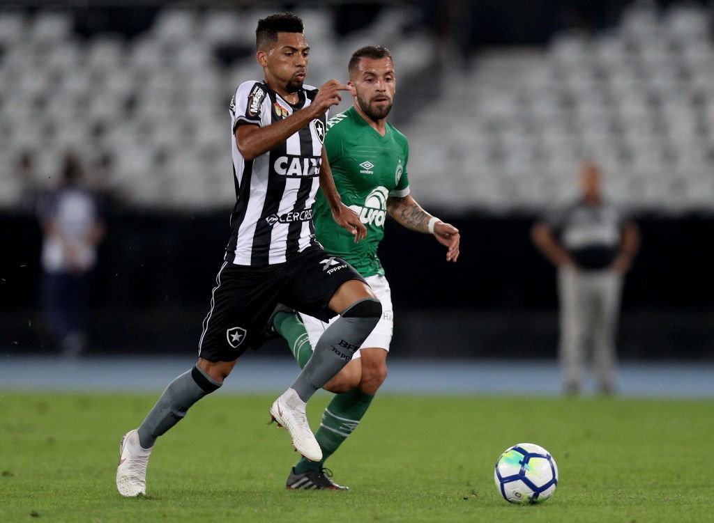 RIO DE JANEIRO, BRAZIL - JULY 26: Matheus Fernandes (L) of Botafogo struggles for the ball with Canteros of Chapecoense during a match between Bota...