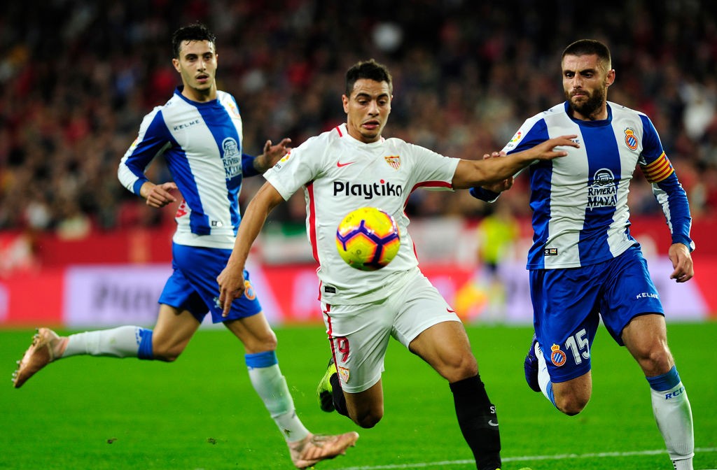 Sevilla's French forward Wissam Ben Yedder (C) controls the ball between Espanyol's Spanish defender Mario Hermoso (L) and Espanyol's Spanish midfi...