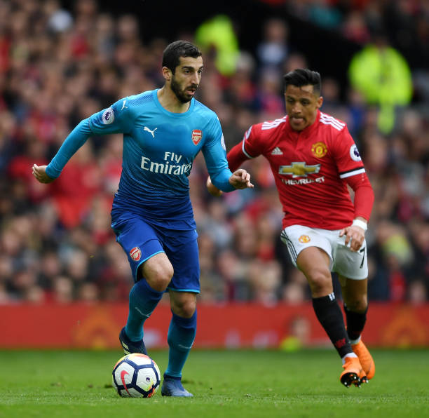 MANCHESTER, ENGLAND - APRIL 29:  Henrikh Mkhitaryan of Arsenal is closed down by Alexis Sanchez of Manchester United during the Premier League match between Manchester United and Arsenal at Old Trafford on April 29, 2018 in Manchester, England.  (Photo by Shaun Botterill/Getty Images)