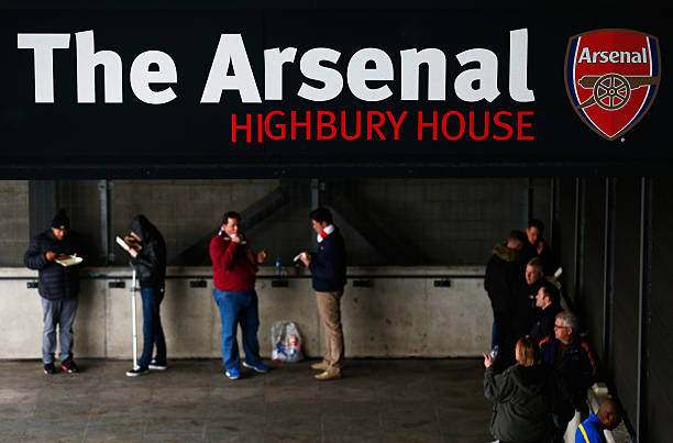 LONDON, ENGLAND - APRIL 04: Fans grab a bite to eat at the Arsenal Highbury House prior to the Barclays Premier League match between Arsenal and Li...