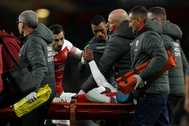LONDON, ENGLAND - NOVEMBER 08: An injured Danny Welbeck of Arsenal is carried off on a stretcher during the UEFA Europa League Group E match betwee...