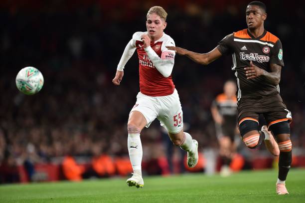 Arsenal's English midfielder Emile Smith Rowe (L) is chsed by Brentford's English defender Ezri Konsa during the English League Cup third round foo...