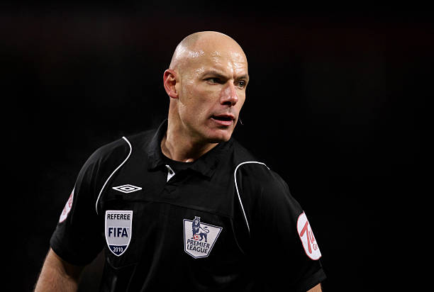 Does Mike Dean really like Tottenham more than Arsenal? 6 MANCHESTER, ENGLAND - DECEMBER 13: Referee Howard Webb looks on during the Barclays Premier League match between Manchester United and Arsenal at Old Trafford on December 13, 2010 in Manchester, England. (Photo by Alex Livesey/Getty Images)