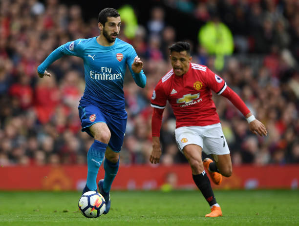 MANCHESTER, ENGLAND - APRIL 29: Henrikh Mkhitaryan of Arsenal is closed down by Alexis Sanchez of Manchester United during the Premier League match...