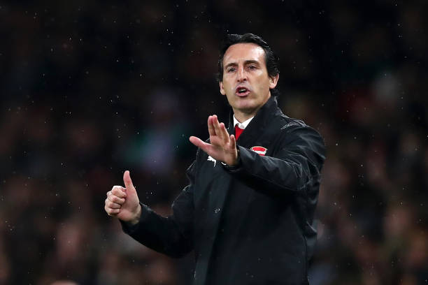 LONDON, ENGLAND - OCTOBER 31: Unai Emery, Manager of Arsenal gives his team instructions during the Carabao Cup Fourth Round match between Arsenal ...