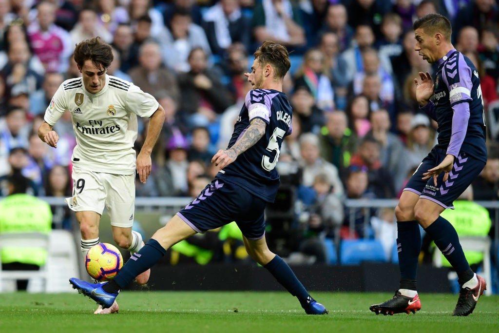 Real Madrid's Spanish defender Alvaro Odriozola (L) vies with Real Valladolid's Spanish defender Fernando Calero during the Spanish league football match between Real Madrid CF and Real Valladolid FC at the Santiago Bernabeu stadium in Madrid on November 3, 2018. (Photo by JAVIER SORIANO / AFP / Getty Images)