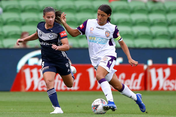 MELBOURNE, AUSTRALIA - DECEMBER 28: Samantha Kerr of the Glory controls the ball under defduring the round nine W-League match between the Melbourne Victory and the Perth Glory at AAMI Park on December 28, 2018 in Melbourne, Australia. (Photo by Kelly Defina/Getty Images)