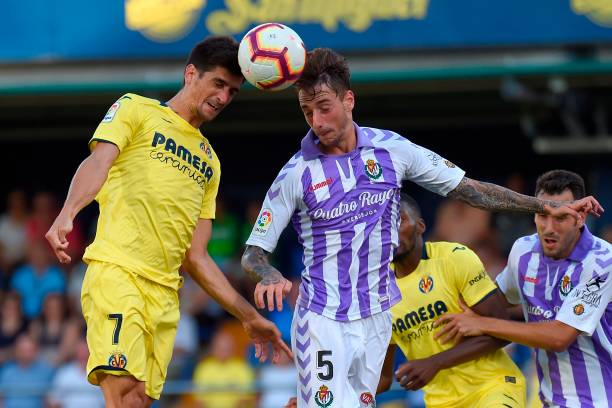 Villarreal's Spanish Forward Gerard Moreno (L) vies with Real Valladolid's Spanish defender Fernando Calero during the Spanish league football matc...