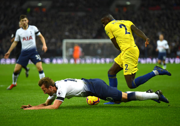 LONDON, ENGLAND - NOVEMBER 24: Harry Kane of Tottenham Hotspur goes down under pressure from Antonio Ruediger of Chelsea during the Premier League match between Tottenham Hotspur and Chelsea FC at Tottenham Hotspur Stadium on November 24, 2018 in London, United Kingdom. (Photo by Mike Hewitt/Getty Images)