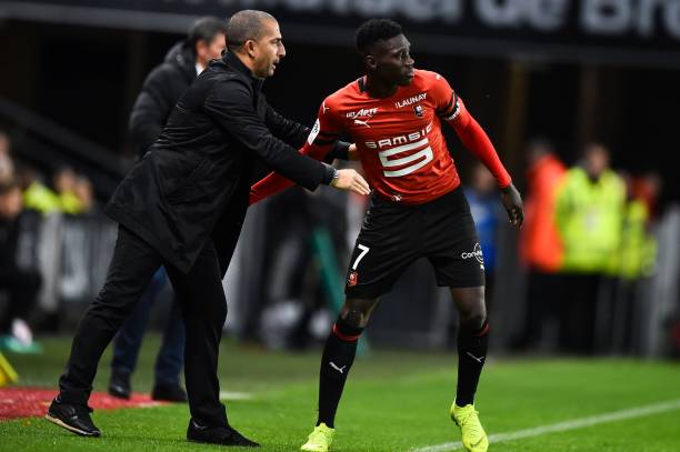 Rennes' French coach Sabri Lamouchi (L) congratulates Rennes' Senegalese forward Ismaila Sarr (R) after scoring during the French L1 football match...
