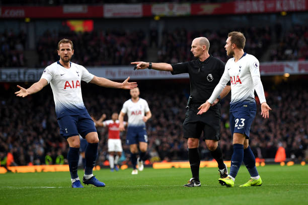 LONDON, ENGLAND - DECEMBER 02: Match Referee Mike Dean awards a penalty to Tottenham Hotspur as Harry Kane and Christian Eriksen of Tottenham Hotsp...