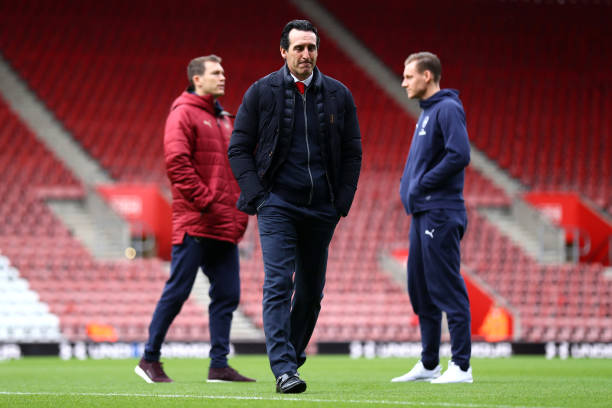 SOUTHAMPTON, ENGLAND - DECEMBER 16: Unai Emery, Manager of Arsenal inspects the pitch ahead of the Premier League match between Southampton FC and ...