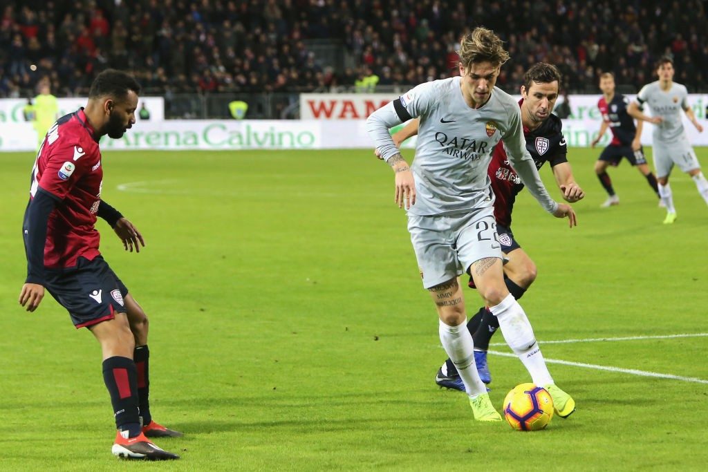 CAGLIARI, ITALY - DECEMBER 08: Darijo Srna of Cagliari in contrast with Nicolò Zaniolo of ROma during the Serie A match between Cagliari and AS Roma at Sardegna Arena on December 9, 2018 in Cagliari, Italy. (Photo by Enrico Locci/Getty Images)