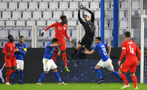 FERRARA, ITALY - NOVEMBER 15: Mulyadi Emil Audero of Italy U21 jump for the ball during the International friendly match between Italy U21 and England U21 on November 15, 2018 in Ferrara, Italy.  (Photo by Alessandro Sabattini/Getty Images)
