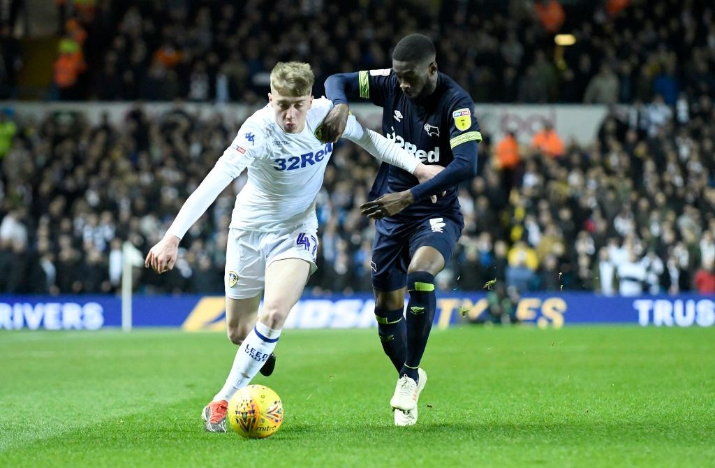 LEEDS, ENGLAND - JANUARY 11: Jack Clarke of Leeds United and Fikayo Tomori of Derby County compete for the ball during the Sky Bet Championship mat...