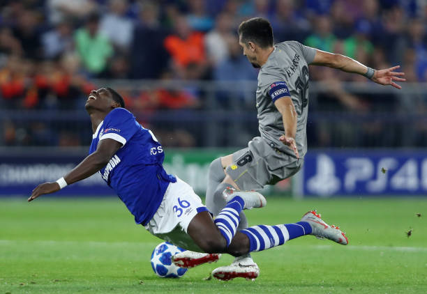 GELSENKIRCHEN, GERMANY - SEPTEMBER 18: Breel Embolo of FC Schalke 04 battles for posession with Hector Herrera of FC Porto during the Group D match of the UEFA Champions League between FC Schalke 04 and FC Porto at Veltins-Arena on September 18, 2018 in Gelsenkirchen, Germany. (Photo by Alex Grimm/Bongarts/Getty Images)