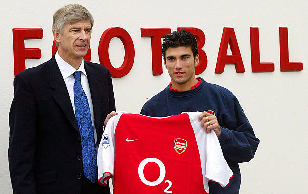 New deal, doubts and debuts: Arsenal news roundup 4 LONDON, UNITED KINGDOM: Arsenal's manager Arsene Wenger (L) poses with newly signed Jose Antonio Reyes (R) at the Arsenal training centre in London 30 January 2004. The 20-year-old striker, who joined from Seville in a deal totalling 17 million pounds (30 million dollars), may have to wait for his English debut as Arsenal are waiting to hear if the international clearance given to Reyes by the Spanish FA will include the fact he is subject to a one-match club suspension. AFP PHOTO Nicolas ASFOURI