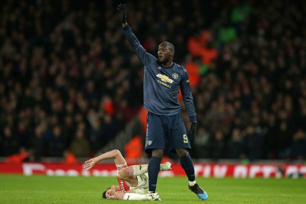 Manchester United's Belgian striker Romelu Lukaku (R) gestures to the medical staff after a clash with Arsenal's French defender Laurent Koscielny (L) leaves the latter in pain during the English FA Cup fourth round football match between Arsenal and Manchester United at the Emirates Stadium in London on January 25, 2019. (Photo by Daniel LEAL-OLIVAS / AFP)