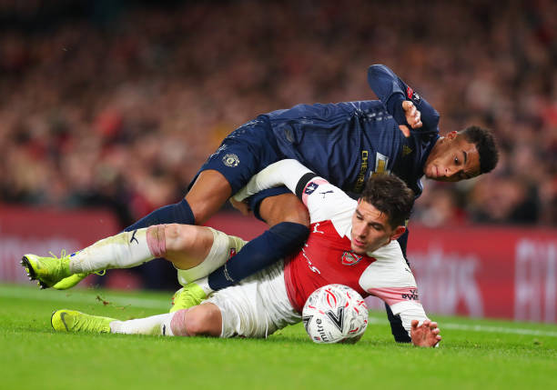 LONDON, ENGLAND - JANUARY 25: Lucas Torreira of Arsenal tangles with Jesse Lingard of Manchester United during the FA Cup Fourth Round match between Arsenal and Manchester United at Emirates Stadium on January 25, 2019 in London, United Kingdom. (Photo by Catherine Ivill/Getty Images)
