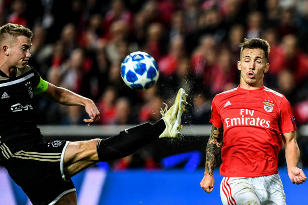 Ajax's Dutch defender Matthijs de Ligt (L) challenges Benfica's Spanish defender Alejandro Grimaldo during the UEFA Champions League group E footba...
