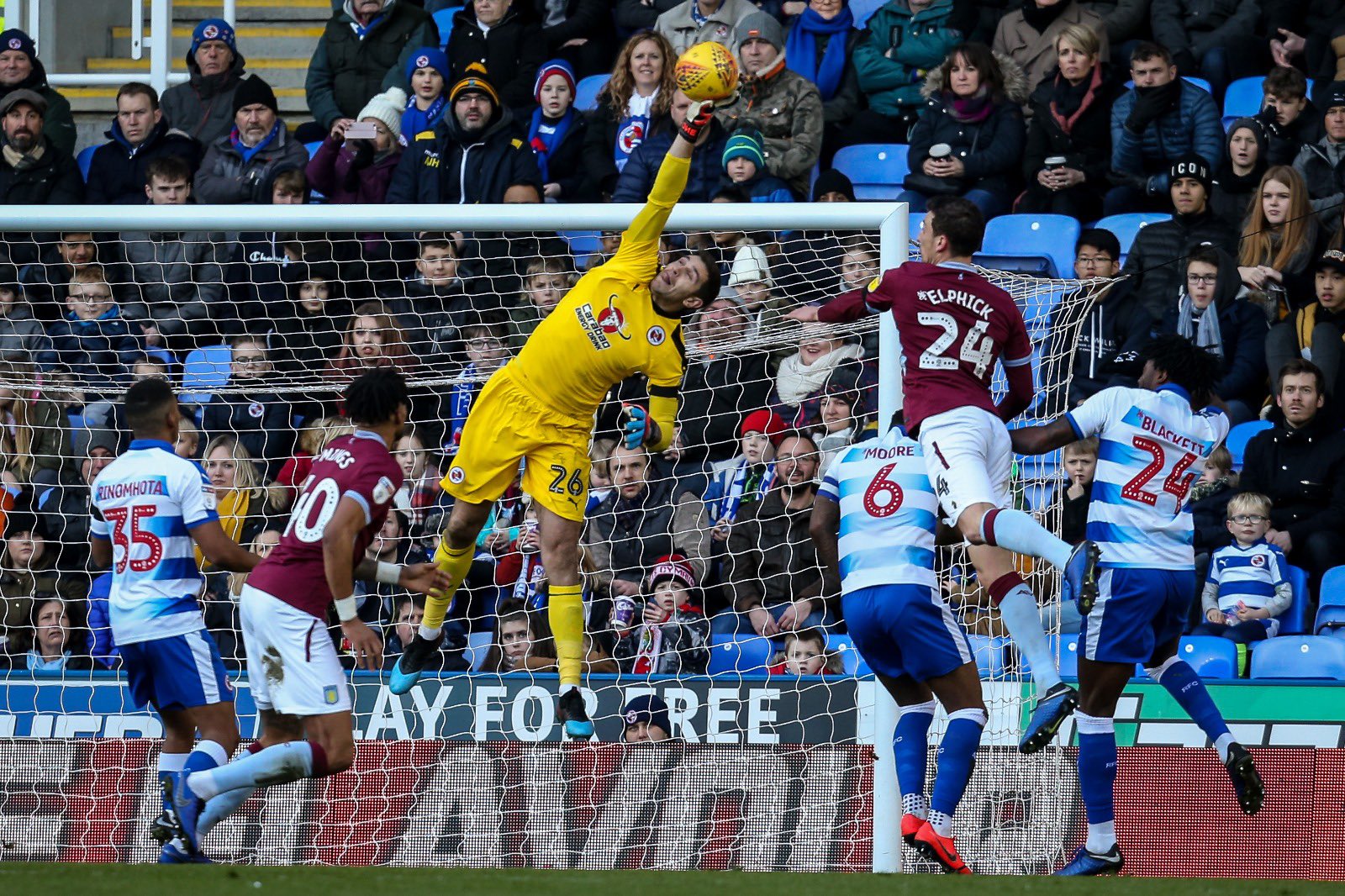 Emi Martinez makes save for Reading against Aston Villa (Photo via Twitter / EmiMartinezz1)