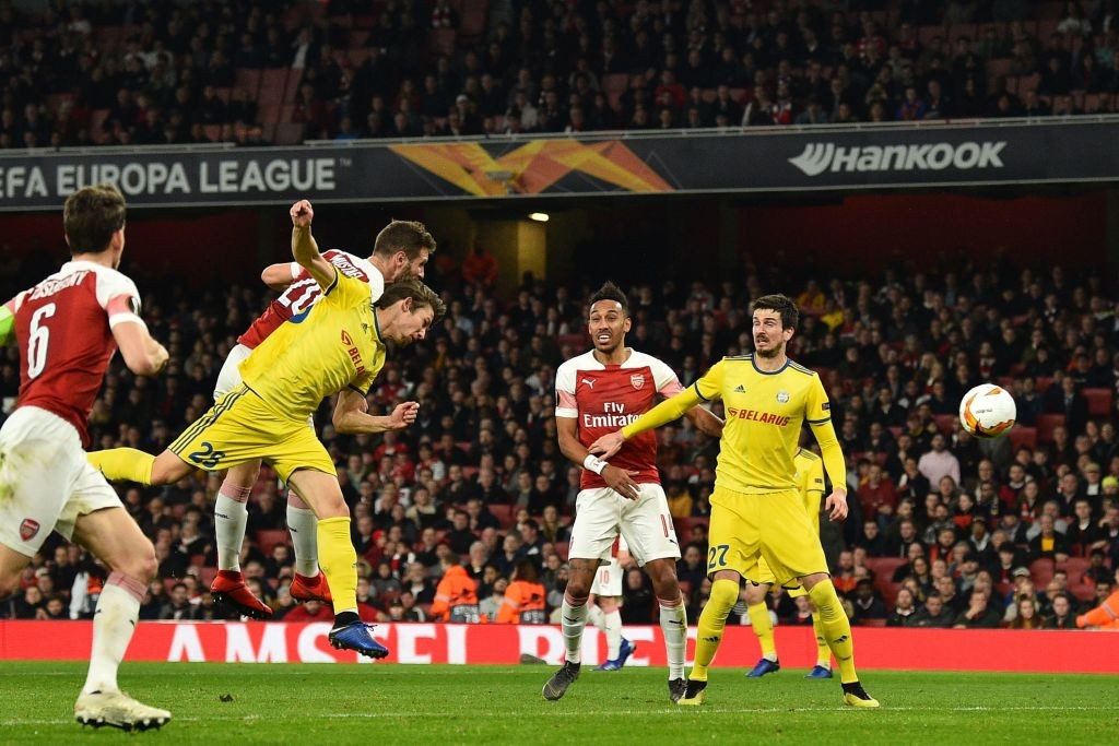 Arsenal's German defender Shkodran Mustafi (2nd L) heads home their second goal during the UEFA Europa League round of 32, 2nd leg football match between Arsenal and Bate Borisov at the Emirates stadium in London on February 21, 2019. (Photo by Glyn KIRK / AFP / Getty Images)