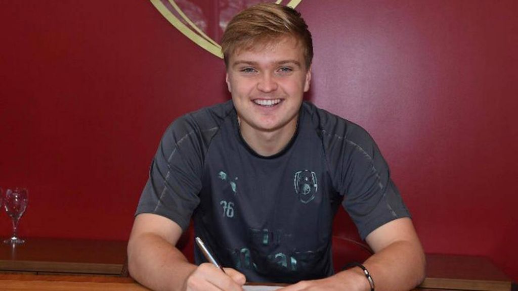 Official: Matthew Smith signs professional contract with Arsenal 2 Matt Smith signing his first professional contract with Arsenal (Photo via Arsenal.com)