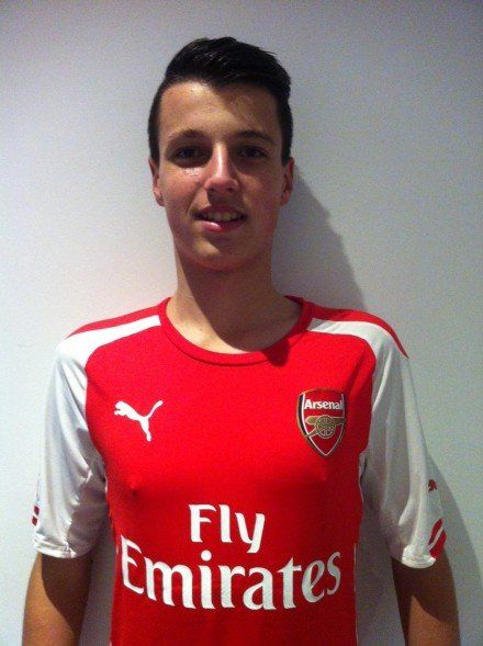 Ricardo Farcas wearing an Arsenal shirt (Photo via Bihon.ro)