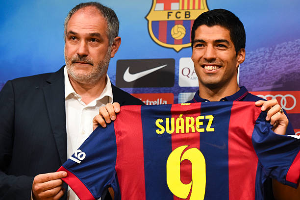 BARCELONA, SPAIN - AUGUST 19: (L-R) FC Barcelona Sport Director Andoni Zubizarreta and Luis Suarez of FC Barcelona pose for the media during a pres...