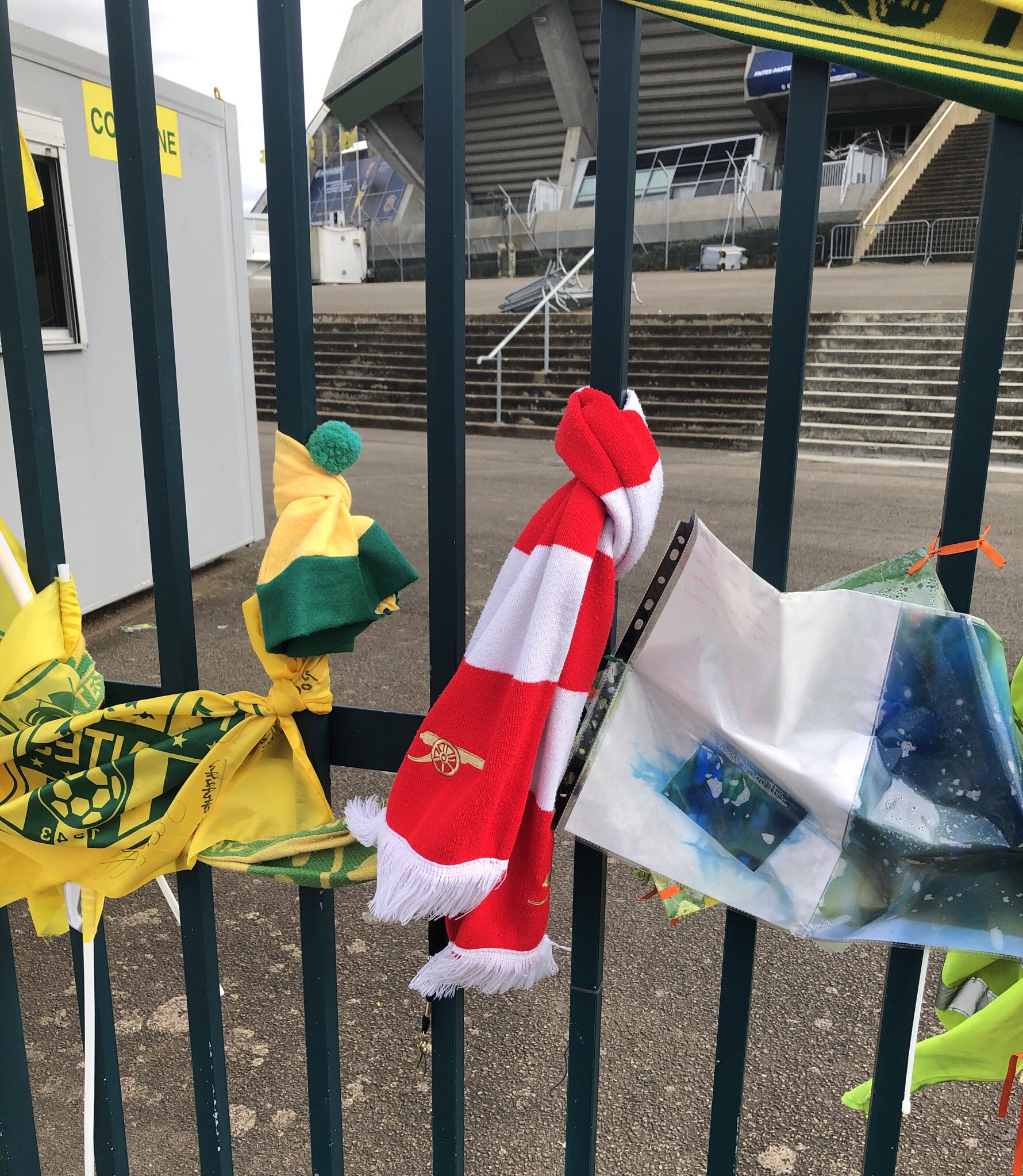 Arsenal scarf among Nantes tribute to Emiliano Sala (Photo via Twitter / afc_richard)